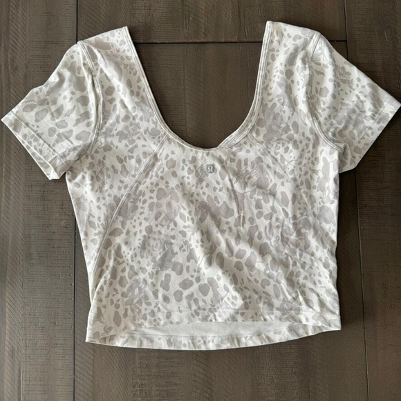 Lululemon Align Cropped Short Sleeve Top Leopard Print Scoop Neck Women's - Picture 2 of 3